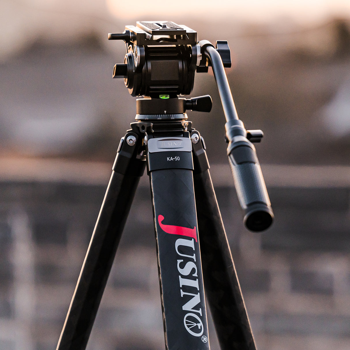 JUSINO Karbon Profi-Videostativ Tripod bis 130cm 18kg belastbar Transporttasche KA-50
