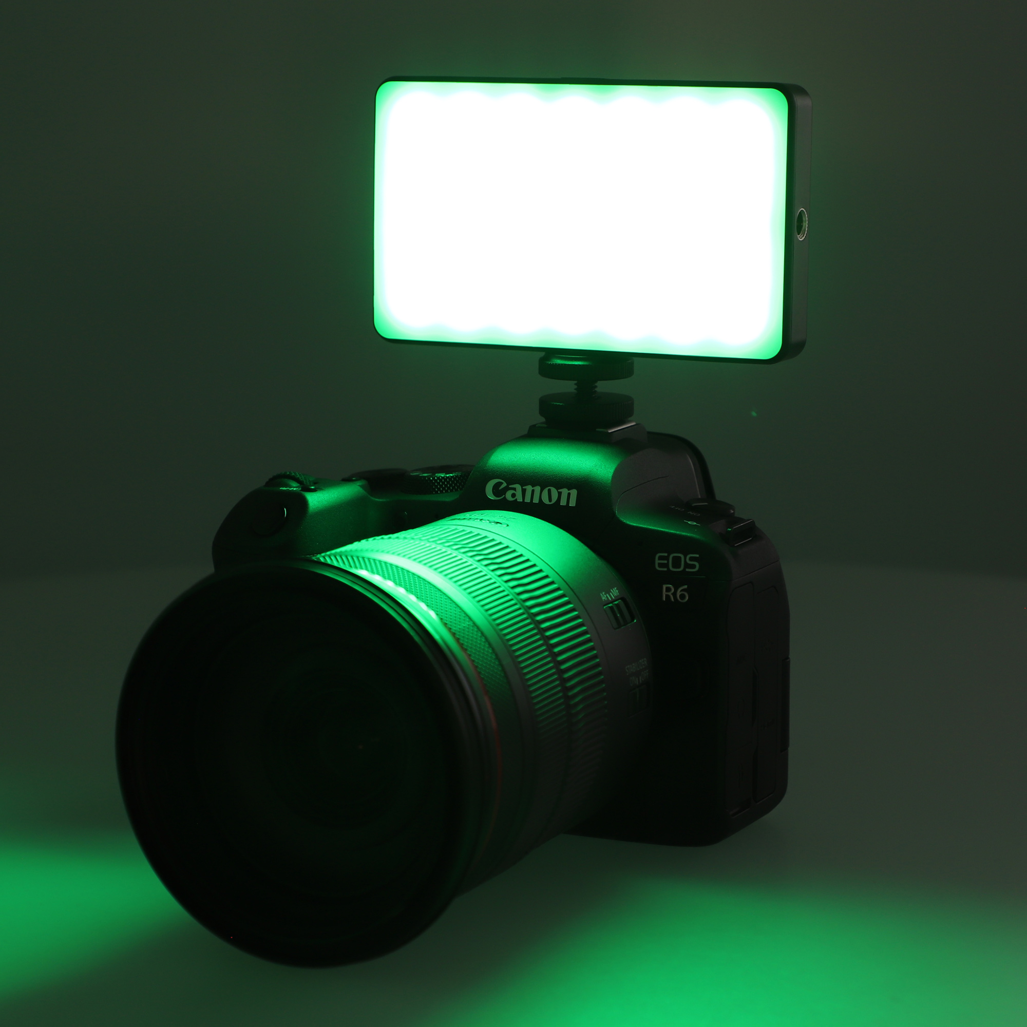 Vielseitige RGB LED Videoleuchte mit 20 Lichteffekten LCD-Display & integriertem Akku Vielseitige RGB LED Videoleuchte mit 20 Lichteffekten LCD-Display & integriertem Akku