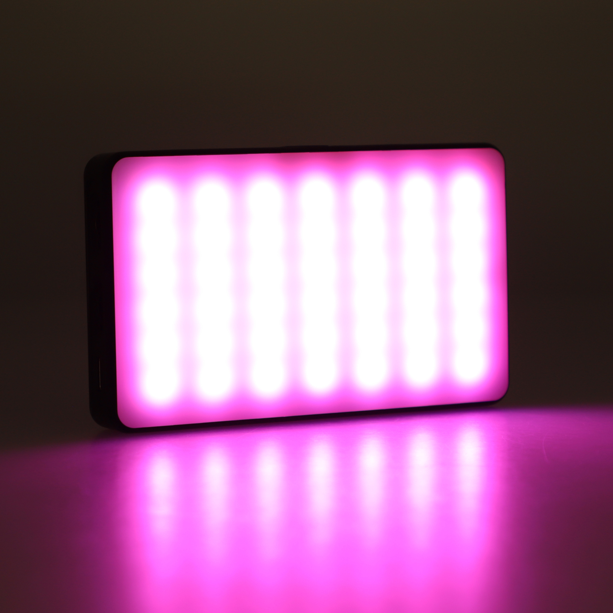 Vielseitige RGB LED Videoleuchte mit 20 Lichteffekten LCD-Display & integriertem Akku Vielseitige RGB LED Videoleuchte mit 20 Lichteffekten LCD-Display & integriertem Akku